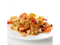 Piatto di calamarata allo scoglio con gamberi, cozze e pomodorini, condita con prezzemolo fresco.
