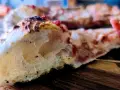 Czym posmarować spód pizzy, by uniknąć miękkości i poprawić smak