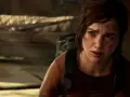 Ellie, con el rostro sucio y herido, busca en una **caja fuerte de hotel** en The Last of Us.