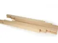 Tavole di legno grezzo, pronte per il processo di stagionatura, che ne assicura la durabilità e stabilità.