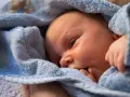 Kiedy mija refluks u niemowlaka? Poznaj czas i skuteczne metody wsparcia
