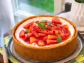 Cheesecake con mascarpone e fragole fresche, guarnita con menta. Un dolce invitante, perfetto per ogni occasione.