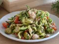 Deliziosa insalata di zucchine a spirale con tonno, pomodorini e olive verdi, un piatto fresco e leggero.