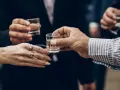 Wódka na wesele: Jak obliczyć, by nie zabrakło i nie przepłacić?
