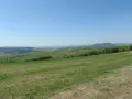 Zielone wzgórza i lasy rozciągają się aż po horyzont. Idealne miejsce na przymiarki do punktu widokowego.