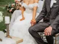 Para ślubna trzyma się za ręce, przygotowując się do podpisania dokumentów ślubu konkordatowego.
