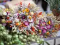 Bunte Sträuße mit getrockneten Blumen und Gräsern, die an einen Sommer voller blumen trocknen erinnern.