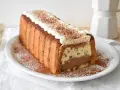 Pyszne włoskie ciasta: tiramisu w kształcie keksówki, otoczone biszkoptami, z kremem i kakao. Idealne na deser.