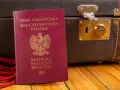 Polski paszport i walizka czekają na podróż. Może właśnie z biura paszportowego w Gdańsku?