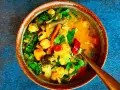 Miseczka tajskiego curry z warzywami, ciecierzycą i mlekiem kokosowym.