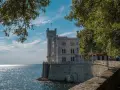 Castello di Miramare, un gioiello tra le cose da vedere a Trieste e dintorni, si affaccia sul mare scintillante.