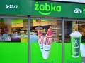 Dwa hot dogi i kawa z Żabki, idealne na szybką przekąskę.