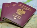 Trzy polskie paszporty leżą na mapie. Zastanawiasz się, ile trwa wyrobienie paszportu?