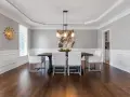 Comedor elegante con paredes y techo pintados del mismo color gris claro, creando un ambiente sereno.