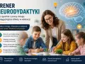 Nauczycielka z uśmiechem wspiera dzieci w nauce, podkreślając znaczenie neurodydaktyki dla lepszych efektów. To podejście uwzględnia neuroatypowość, wspierając indywidualny rozwój każdego ucznia.