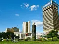 Główne miasto Zambii, Lusaka, z charakterystycznym budynkiem Samsung i fontanną z orłem.