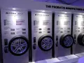 Nexen to firma produkująca opony. Na wystawie prezentowane są modele N Fera Sport, N Fera Primus i N Blue HD Plus, z opisami ich zalet i parametrów.