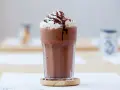 Pyszny shake czekoladowy z bitą śmietaną i polewą. Idealny przepis na deser.