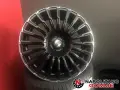 Cerchi in lega neri con dettagli diamantati, perfetti per dare un look aggressivo alla tua Range Rover.