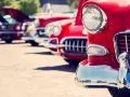 Una fila di auto d'epoca rosse scintillanti, un vero spettacolo per gli occhi. Dopo quanti anni un'auto diventa d'epoca?