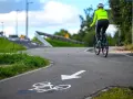 Kobieta na rowerze przemierza malownicze trasy rowerowe Kujawsko-Pomorskie.