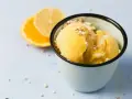 Erfrischendes, selbstgemachtes Orangeneis mit Zitronenscheiben und gepufften Amaranth-Körnern. Perfekt für heiße Tage!