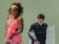 Serena Williams, con su impresionante altura, celebra con un trofeo. A su lado, otra tenista recibe su premio.
