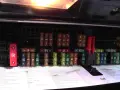 Panel z bezpiecznikami BMW E46, z czerwonym bezpiecznikiem 50A i innymi o różnej wartości.