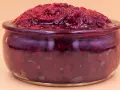 Pyszny mus malinowy z mrożonych malin w szklanym naczyniu.