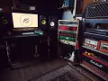Profesjonalne studio nagraniowe z komputerem, monitorami studyjnymi i rackiem pełnym sprzętu. Idealne miejsce dla wytwórni muzycznych dla początkujących.