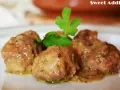 Albóndigas en salsa cremosa de almendras, decoradas con perejil.
