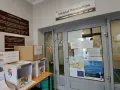Oddział Paszportów w Zielonej Górze. W holu stoją pudła i pojemniki, a na drzwiach wiszą ogłoszenia.