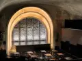 Das **Theater im Delphi** mit seiner beeindruckenden Bogenarchitektur und der beleuchteten Bühne lädt zu unvergesslichen Vorstellungen ein.