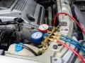 Manometr klimatyzacji podłączony do przewodów, w tym który to przewód niskiego ciśnienia klimatyzacji.
