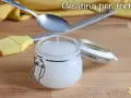 Gelatina per torte fatta in casa, limpida e lucida, pronta per essere spalmata con un pennello.