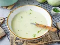 Cremige Kohlrabisuppe, perfekt für ein wärmendes Kohlrabisuppe rezept. Mit frischer Petersilie garniert und Brot serviert.