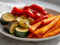 Pyszne warzywa z airfryer: chrupiące marchewki, cukinia i papryka, idealne na lekki posiłek.