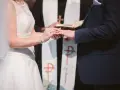 Para młoda wymienia obrączki podczas ceremonii ślubnej w kościele.