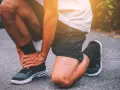 Corredor con dolor en el tobillo, buscando calzado para tendinitis peroneos.