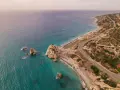 Idealny pomysł na weekend: Cypr i jego skaliste wybrzeże z turkusową wodą. Droga wije się wzdłuż plaży, zapraszając do odkrywania.