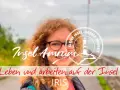 Iris, die das Leben und Arbeiten auf Amrum genießt, lächelt in die Kamera. Ein Kreis mit einem Leuchtturm und der Aufschrift "Kleine Insel - Große Freiheit" umrahmt ihr Gesicht.