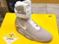 Nike Mag, najdroższe buty na świecie, z technologią "Magnetic Anti Gravity", prezentowane na żółtym tle.
