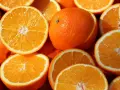 Pomarańcze, idealne do drinków z Cointreau triple sec. Soczyste plastry i całe owoce tworzą apetyczny obraz.