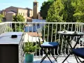 Balkon z widokiem na rzymskie dachy i kościół. Idealne miejsce, by zastanowić się, gdzie nocować w Rzymie.