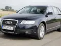 Ciemnogranatowe Audi A6 C6 3.2 FSI Avant w ruchu. Kierowca za kierownicą. Wady tego modelu mogą dotyczyć np. układu napędowego.