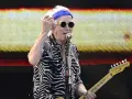 Keith Richards heute, mit blauem Bandana und Sonnenbrille, spielt Gitarre auf der Bühne.