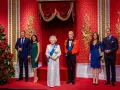Figury królewskie w muzeum figur woskowych Londyn: Elżbieta II, książę Filip, książę Harry, Meghan Markle, książę William i Kate Middleton.