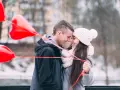 Para sprawia, że dziewczyna czuje się wyjątkowa, gdy mówi jej, że jest dla niego całym światem. Czerwone balony w kształcie serca dodają romantyzmu.