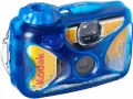 Niebieski aparat jednorazowy Kodak z żółtą wkładką. Idealny do uchwycenia letnich wspomnień.
