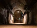 Wnętrze tunelu w Kompleksie Riese. Warto zobaczyć surowe ściany, odsłonięte zbrojenia i tajemniczą instalację na końcu.